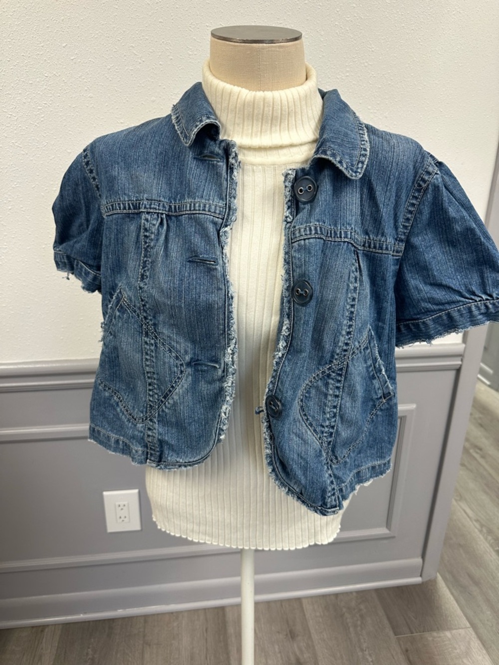 Aeropostale Lightly Distressed Short Sleeve Denim Jacket - XL (1022)